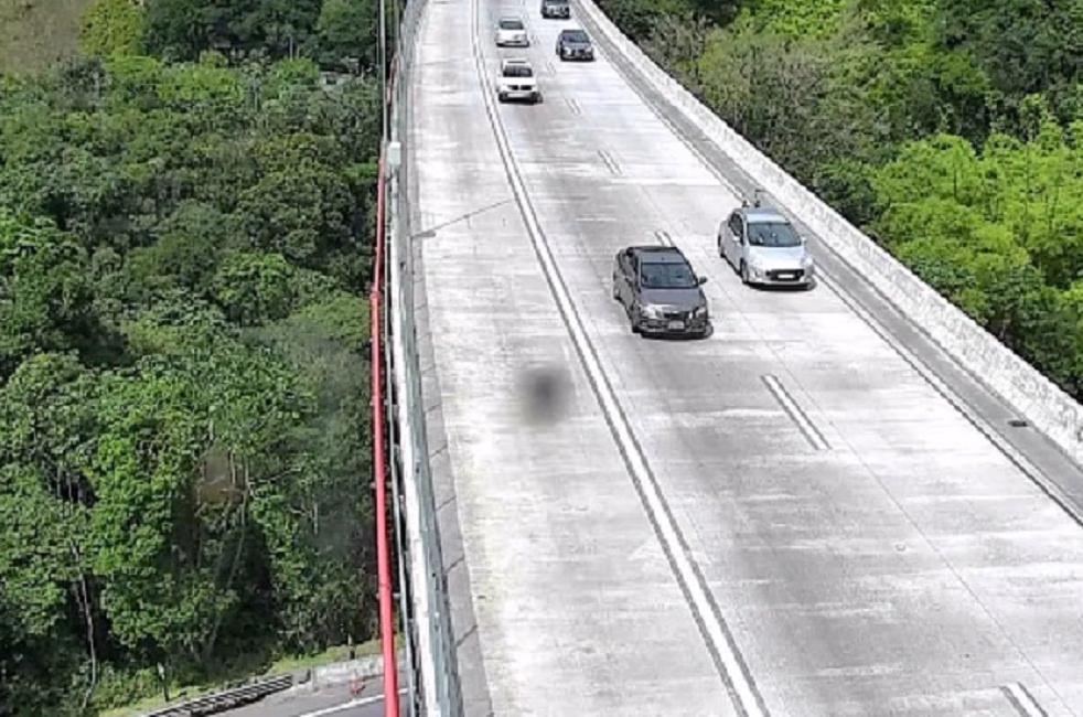 A Serra Antiga da Rodovia dos Tamoios foi liberada para o tráfego de veículos às 10h50 da manhã deste sábado (11),