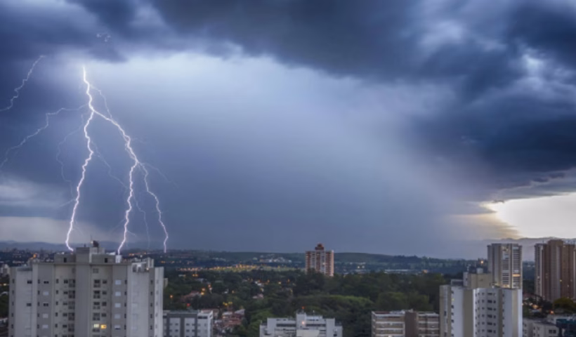 A terceira semana de outubro começou com tempo instável e alerta de tempestades para todo o Vale do Paraíba.