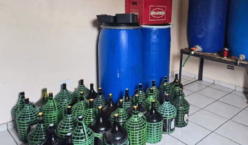 Uma operação integrada realizada na manhã desta quinta-feira (10) resultou na descoberta e interdição de uma fábrica clandestina de cachaça,