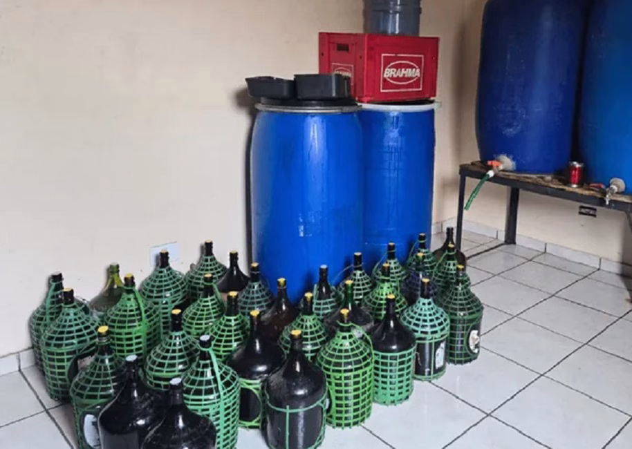 Uma operação integrada realizada na manhã desta quinta-feira (10) resultou na descoberta e interdição de uma fábrica clandestina de cachaça,
