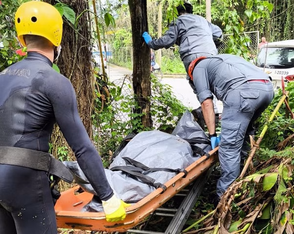O Corpo de Bombeiros de Ubatuba foi acionado na manhã deste sábado (11) para realizar a retirada do corpo de um homem encontrado no rio Tavares, no bairro Estufa I, em Ubatuba, no Litoral Norte paulista.