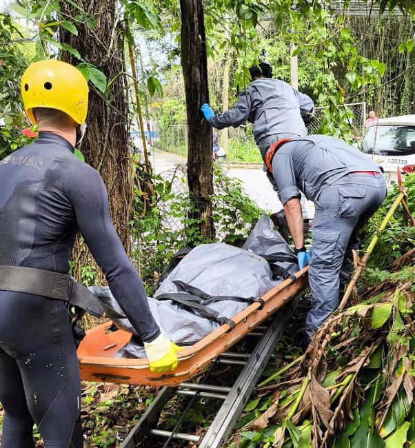 O Corpo de Bombeiros de Ubatuba foi acionado na manhã deste sábado (11) para realizar a retirada do corpo de um homem encontrado no rio Tavares, no bairro Estufa I, em Ubatuba, no Litoral Norte paulista.