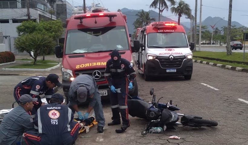 Sem capacete, motociclista cai e é contido em Caraguatatuba