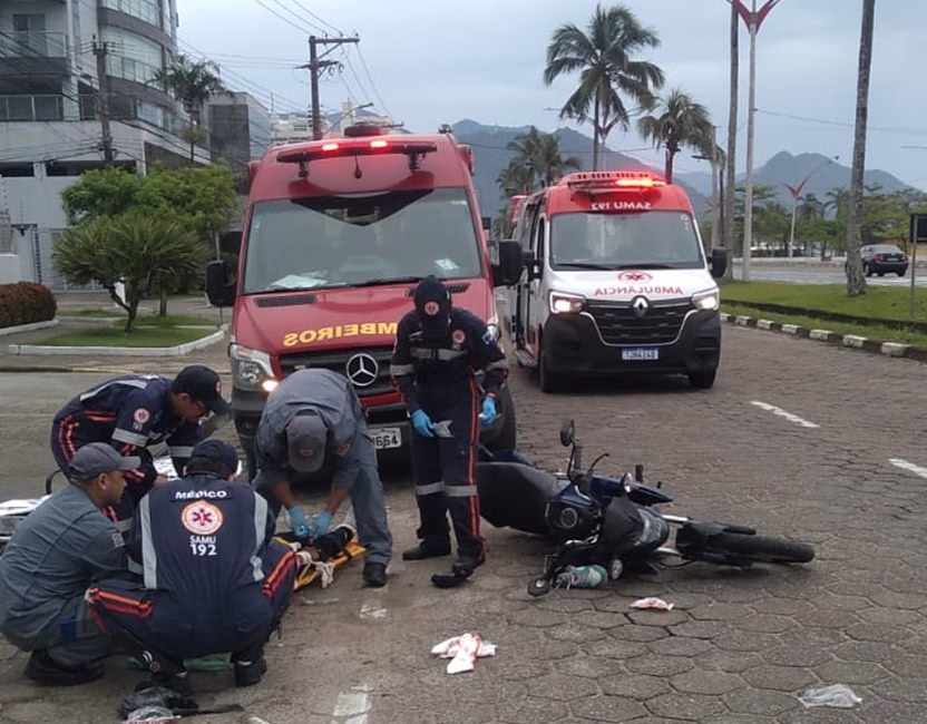 Sem capacete, motociclista cai e é contido em Caraguatatuba