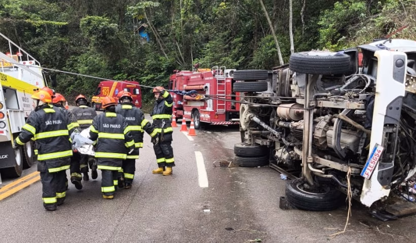 Rio-Santos é liberada após acidente que matou motorista, em São Sebastião