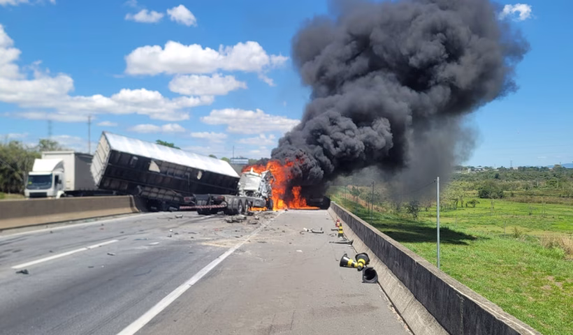 URGENTE: Carreta tomba e interdita totalmente a Dutra em Pindamonhangaba