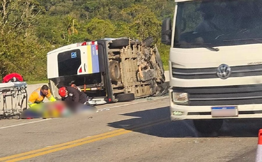 Colisão entre vans deixa um em estado grave e mais três feridos na Tamoios