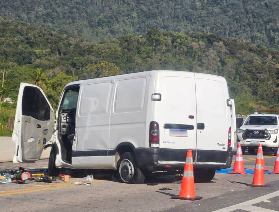 Colisão entre vans deixa um em estado grave e mais três feridos na Tamoios