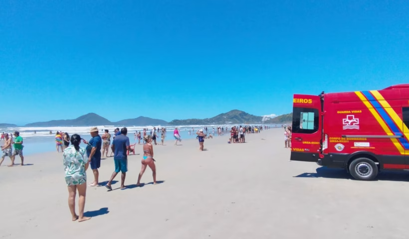 Homem morre afogado e amigo desaparece na Praia Grande, em Ubatuba