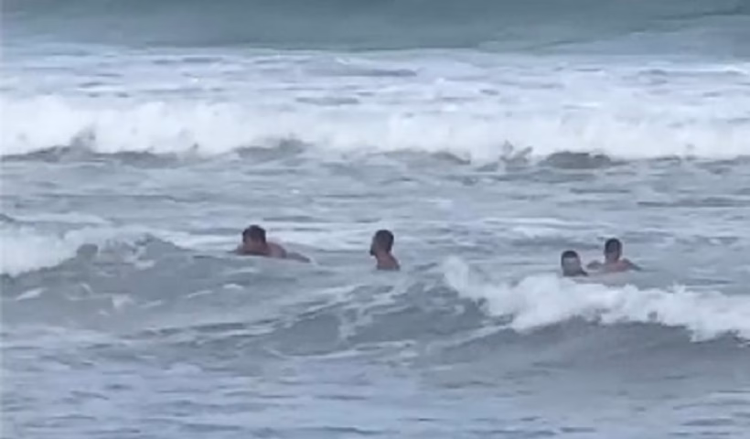 Um momento de lazer quase terminou em tragédia na tarde desta sexta-feira (11), na Praia Grande, em Ubatuba, um dos pontos mais movimentados do litoral norte de São Paulo. Pai e filho, t