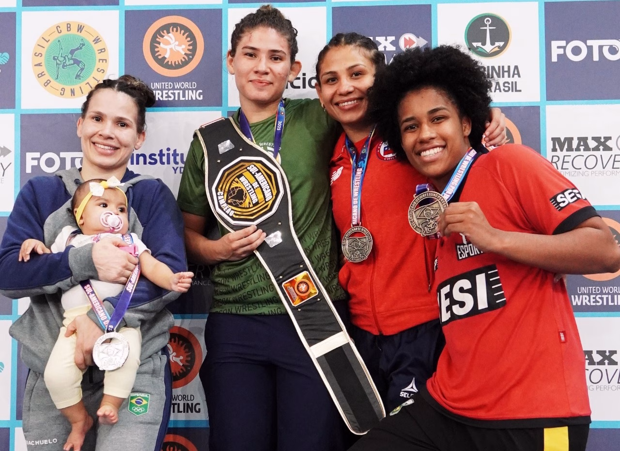 Laís Nunes (azul) com sua filha no colo
