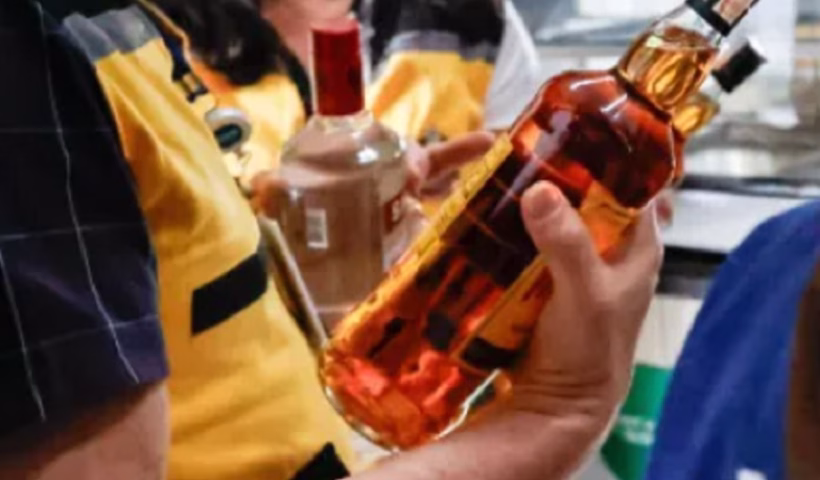Uma operação da Polícia Civil de Caraguatatuba resultou na prisão em flagrante de um homem suspeito de adulterar bebidas alcoólicas