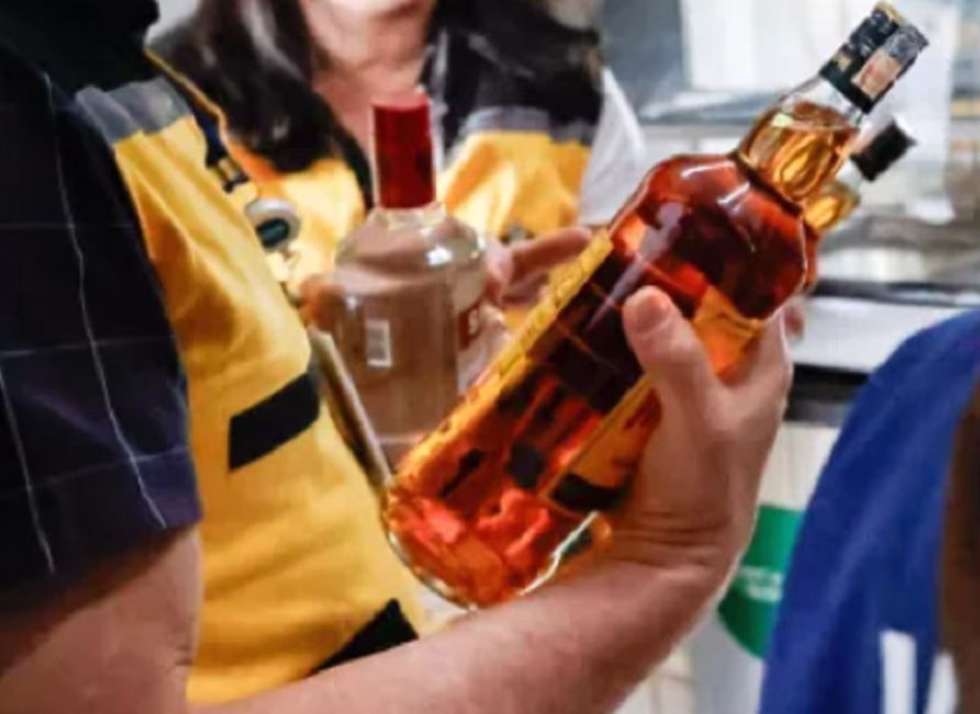 Uma operação da Polícia Civil de Caraguatatuba resultou na prisão em flagrante de um homem suspeito de adulterar bebidas alcoólicas