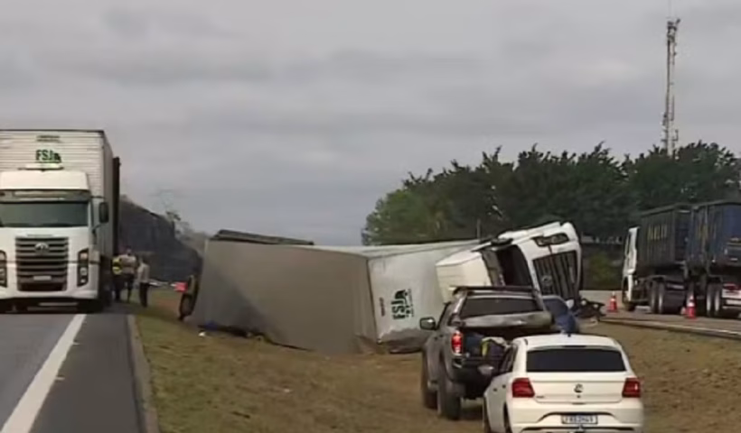 A Rodovia Carvalho Pinto registrou dois acidentes na manhã desta terça-feira (7) no mesmo trecho, em São José dos Campos, provocando congestionamento nos dois sentidos da via.