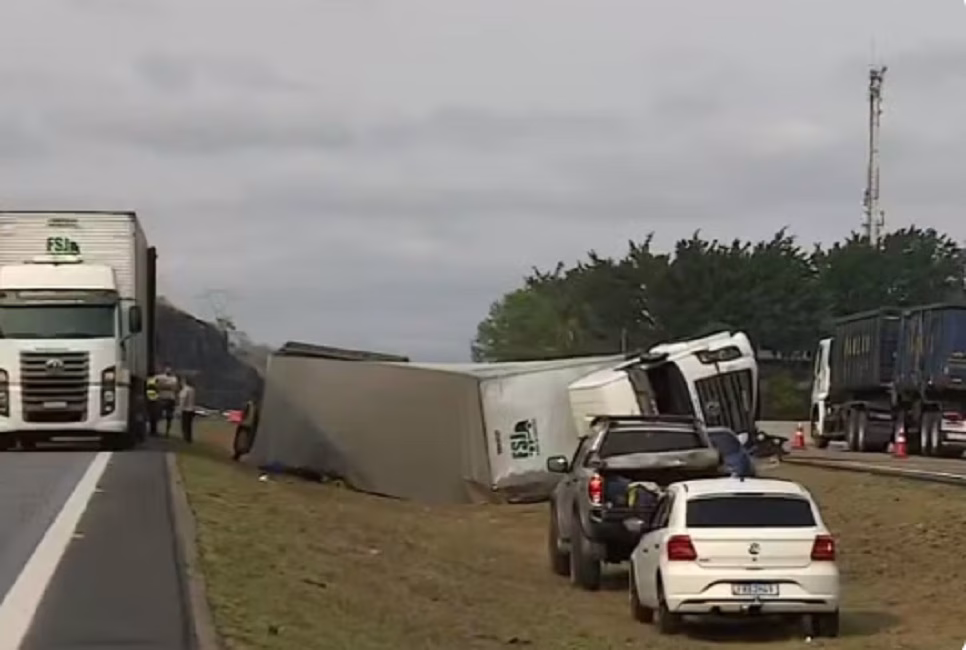 A Rodovia Carvalho Pinto registrou dois acidentes na manhã desta terça-feira (7) no mesmo trecho, em São José dos Campos, provocando congestionamento nos dois sentidos da via.
