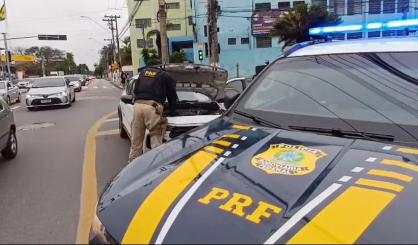 PRF recupera carro roubado no Rio e prende casal em Jacareí