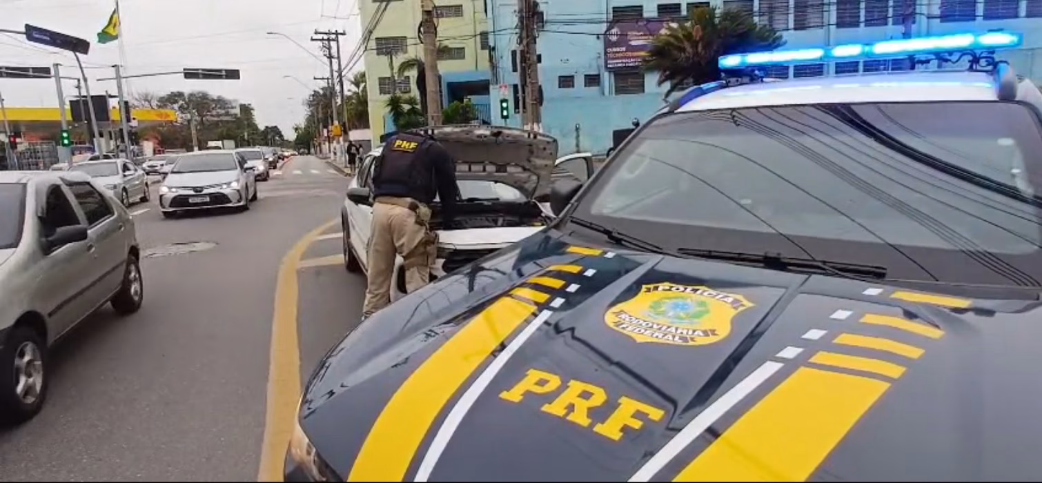 PRF recupera carro roubado no Rio e prende casal em Jacareí