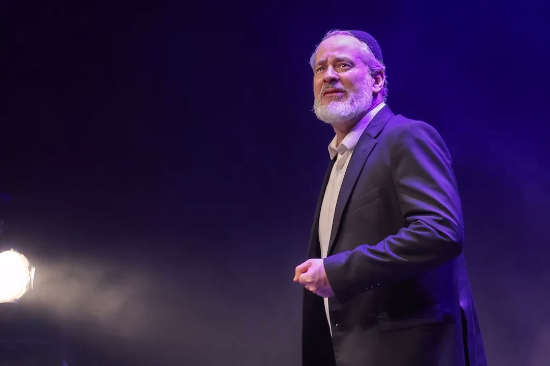 Shakespeare, Dan Stulbach e as feridas que insistem em não cicatrizar no Brasil de hoje