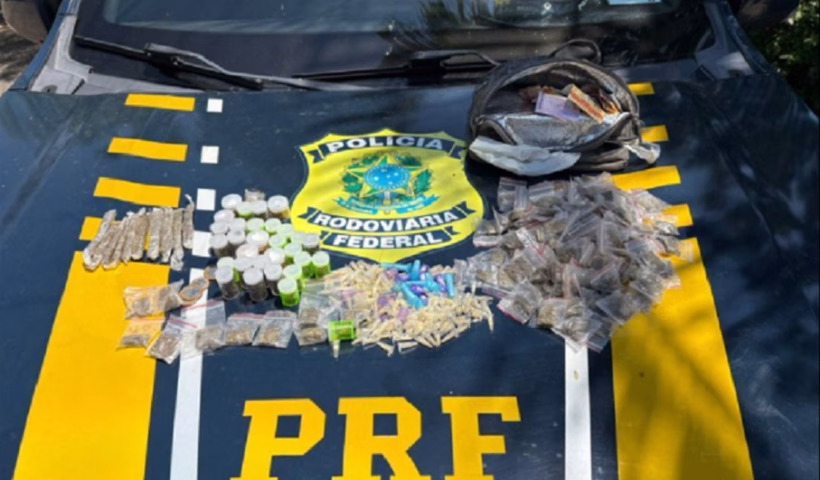 A Polícia Rodoviária Federal apreendeu, na tarde de ontem (6), uma sacola contendo grande quantidade de entorpecentes às margens do quilômetro 139 da Rodovia Presidente Dutra (BR-116), em São José dos Campos.