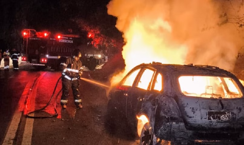 Incêndio em veículo interdita rodovia Oswaldo Cruz em Ubatuba