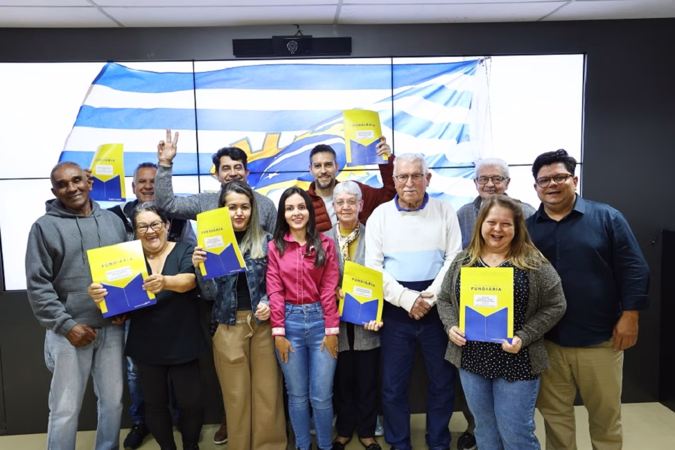 Prefeitura entrega títulos de propriedade para novas famílias