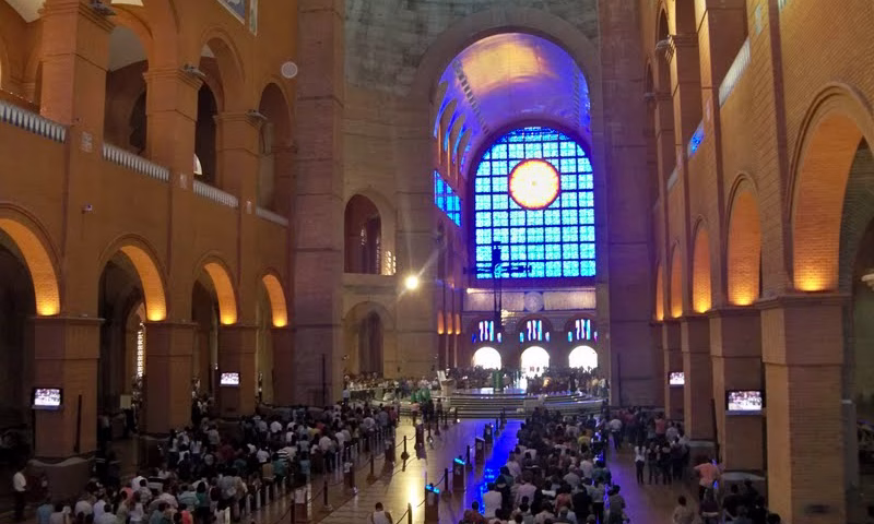Em um dos dias mais importantes do calendário católico brasileiro, milhares de devotos de todo o país celebram neste domingo (12) o Dia de Nossa Senhora Aparecida