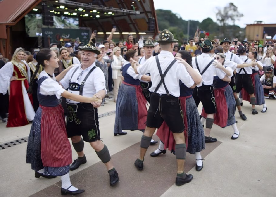 A cidade de Campos do Jordão se prepara para receber, entre os dias 24 e 27 de outubro, a 13ª edição da Oktoberfest, uma das festas mais aguardadas do calendário turístico da Serra da Mantiqueira.