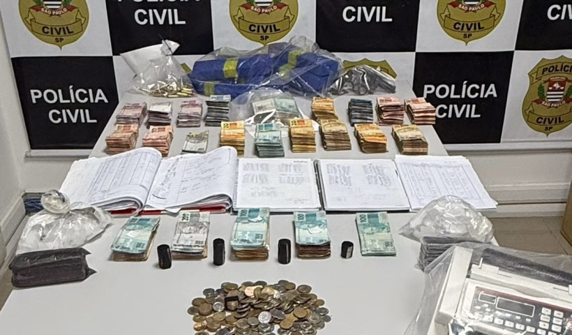 Operação contra o PCC em São José dos Campos resultou na prisão de duas pessoas, apreensão de mais de R$ 90 mil em dinheiro, além de drogas, armas e munições de uso restrito