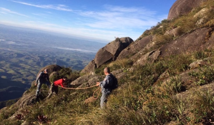 Bombeiros resgatam homem perdido no Pico do Itaguaré, no Vale