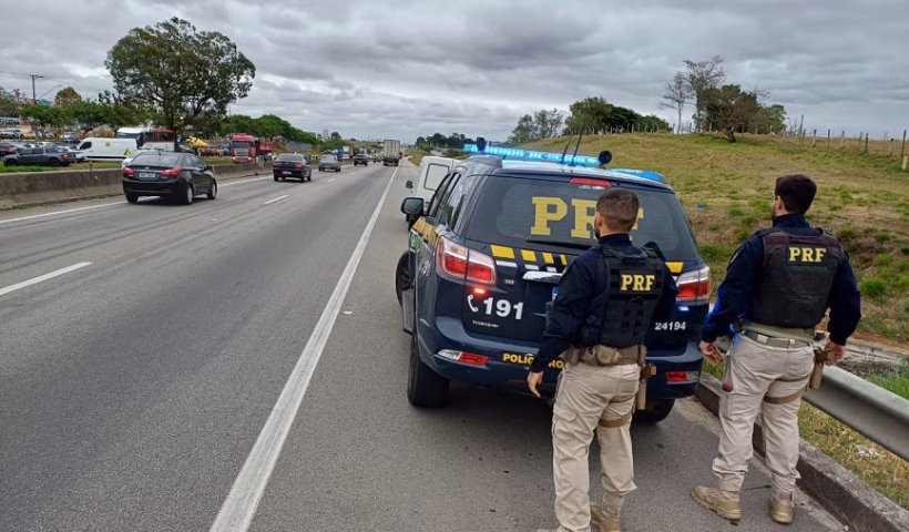Um homem procurado pela Justiça por crime de violência doméstica foi preso na manhã desta quarta-feira (8) pela Polícia Rodoviária Federal (PRF)