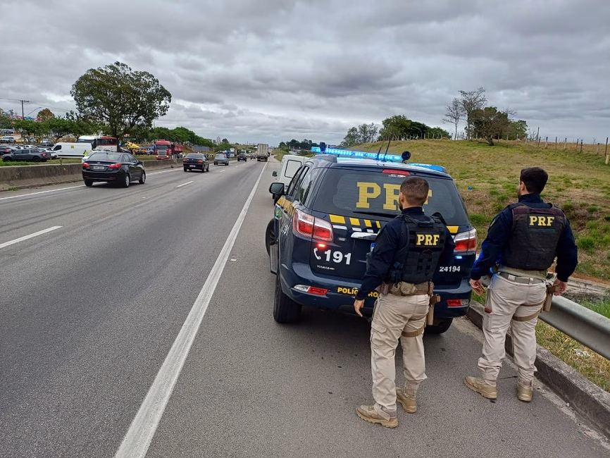 Um homem procurado pela Justiça por crime de violência doméstica foi preso na manhã desta quarta-feira (8) pela Polícia Rodoviária Federal (PRF)