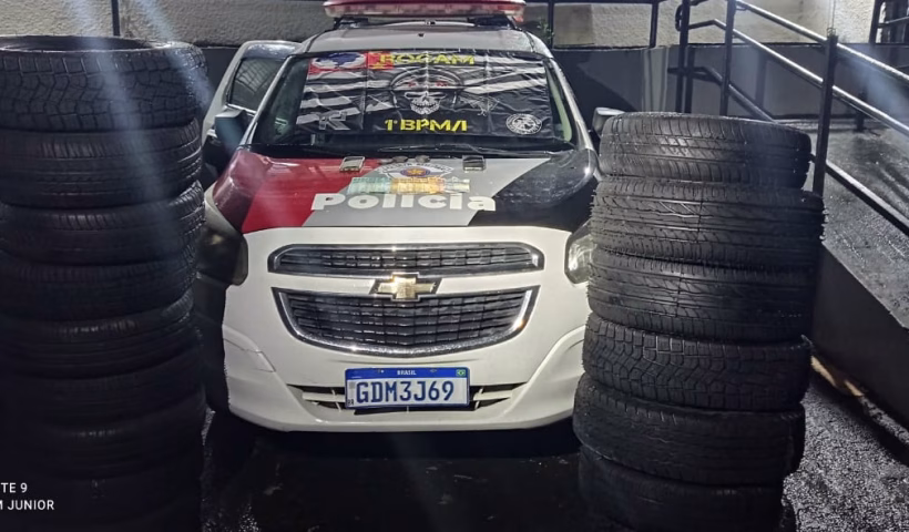 foram encontrados uma carga de estepes veiculares com 16 pneus novos de procedência desconhecida e R$ 784 em espécie