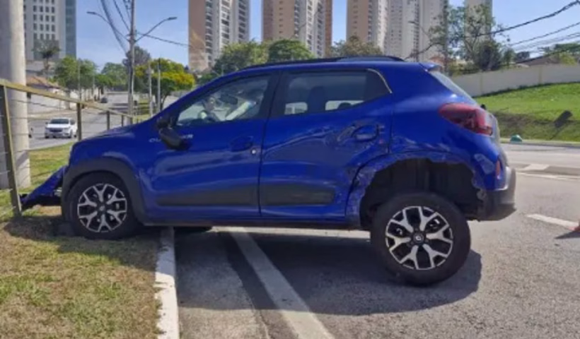Um acidente de trânsito mobilizou agentes da Secretaria de Mobilidade Urbana de São José dos Campos na tarde desta quinta-feira (16), por volta das 14h10, na avenida São João, nas proximidades da descida da ponte estaiada,