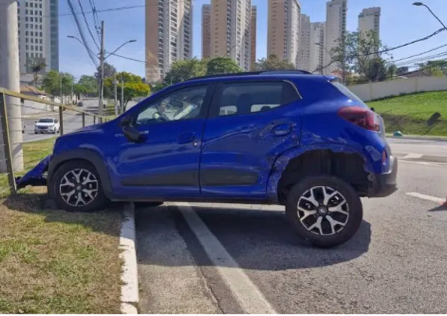 Um acidente de trânsito mobilizou agentes da Secretaria de Mobilidade Urbana de São José dos Campos na tarde desta quinta-feira (16), por volta das 14h10, na avenida São João, nas proximidades da descida da ponte estaiada,