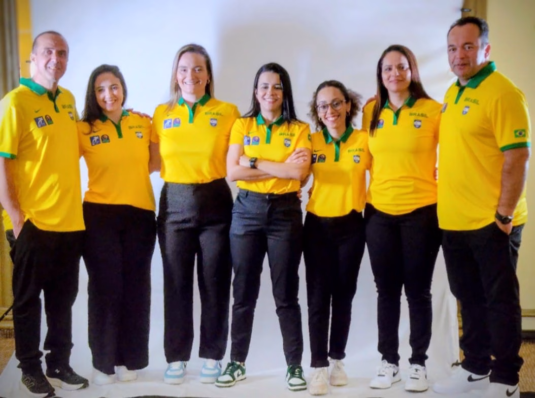 Ana Diniz (central) e Líria Cardoso (segunda da direita para a esquerda)