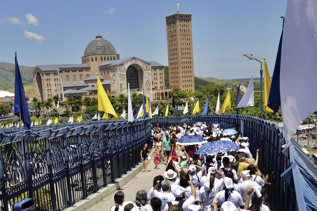 Romaria ao Santuário de Aparecida é marcada por fé, mortes e acidentes na Via Dutra