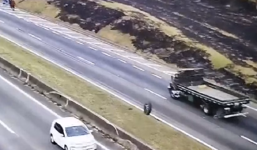 Um vídeo divulgado pela Polícia Rodoviária Federal (PRF) nesta quarta-feira (9) mostra um momento de grande perigo para romeiros que caminhavam às