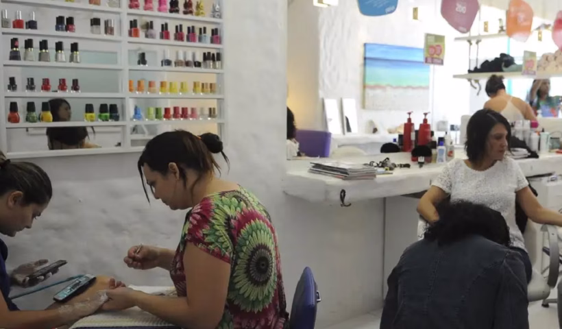 A Agência Nacional de Vigilância Sanitária (Anvisa) proibiu nesta quarta-feira (29) o uso de duas substâncias presentes em alguns produtos para unhas e esmaltação em gel: