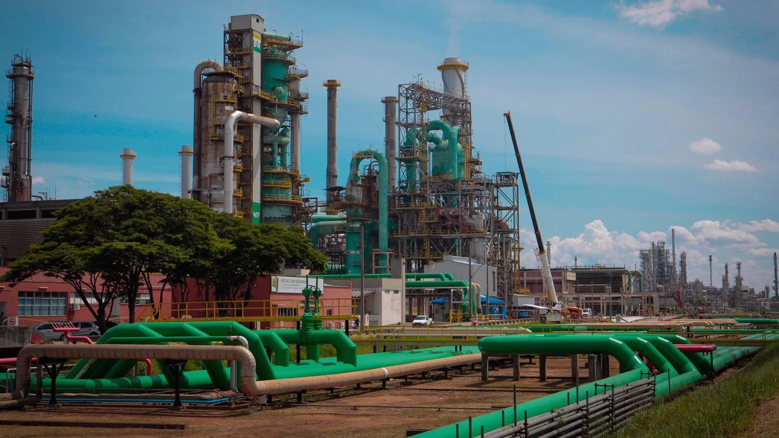 Asfalto sustentável da Petrobras está sendo produzido na Refinaria Henrique Lage (Revap) em São José dos Campos