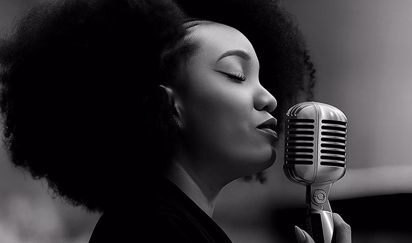 Cantora de Taubaté Sara Braz emociona jurados no The Voice Brasil