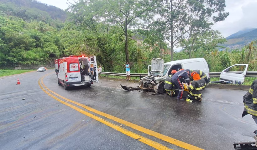 Acidente aconteceu por volta das 11h30 e envolveu uma colisão frontal entre dois veículos na SP-55