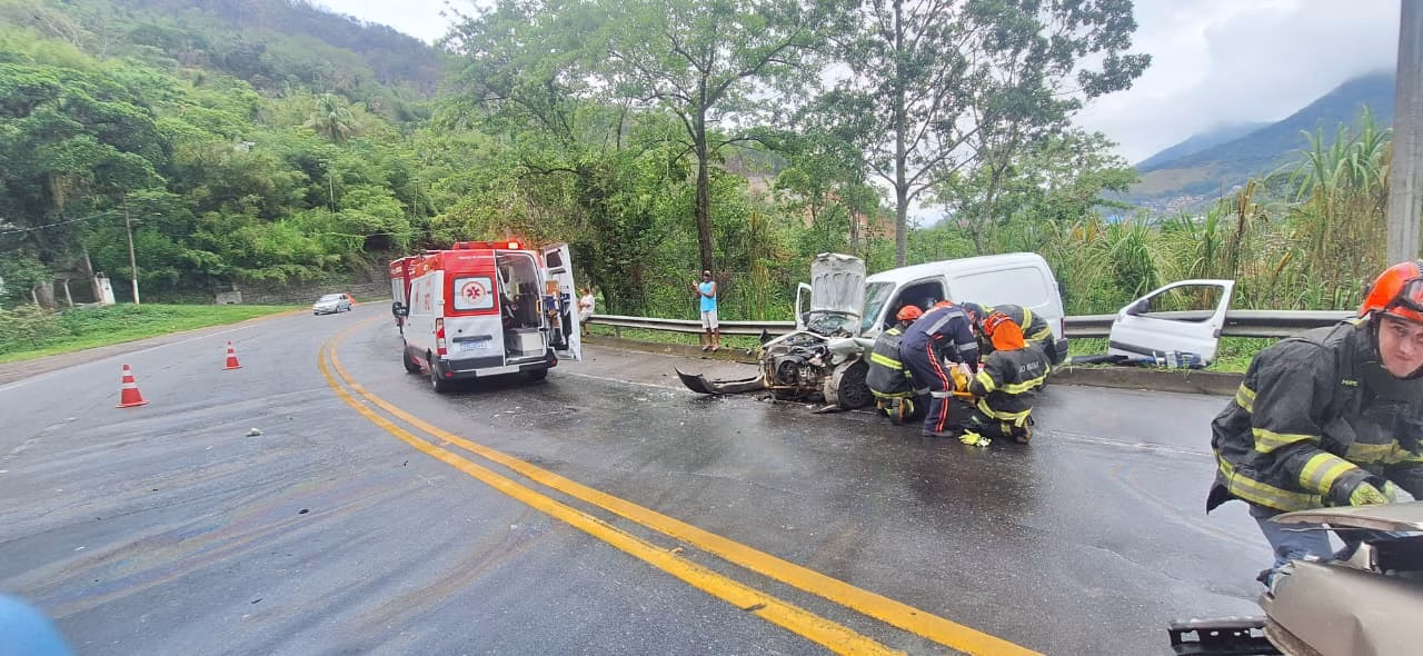 Acidente aconteceu por volta das 11h30 e envolveu uma colisão frontal entre dois veículos na SP-55