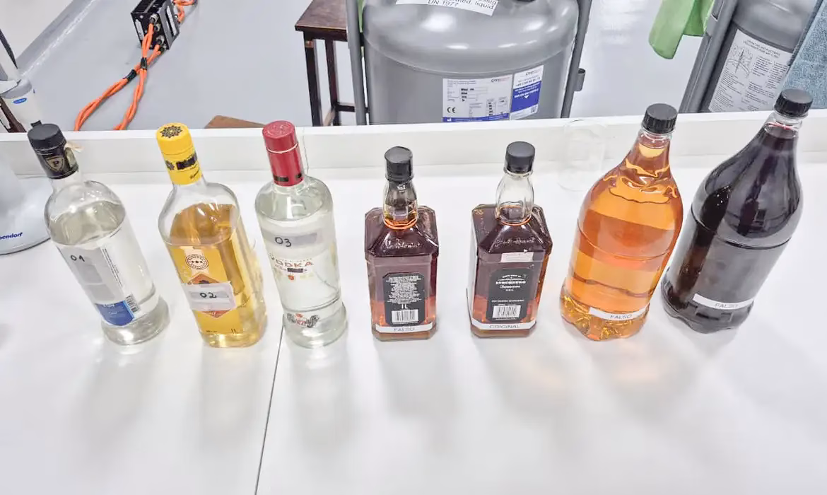 intoxicação por metanol acontece após a ingestão de bebida alcoólica