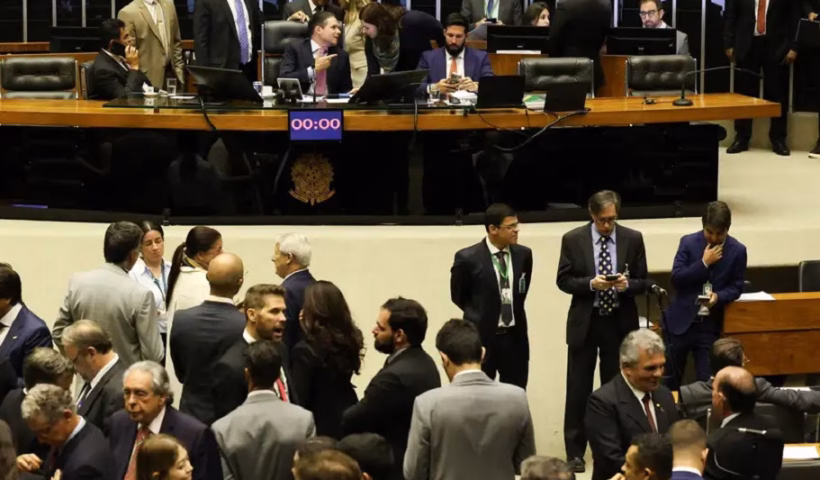 De acordo com a proposta, o benefício será ampliado de forma escalonada: 10 dias no primeiro e segundo ano de vigência da lei; 15 dias entre o segundo e o