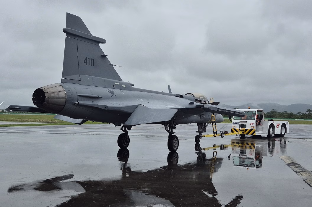 Novo caça Gripen faz primeiro voo no Brasil rumo a Anápolis