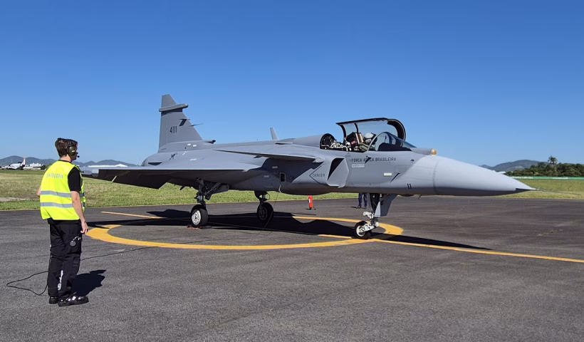 Novo caça Gripen faz primeiro voo no Brasil rumo a Anápolis