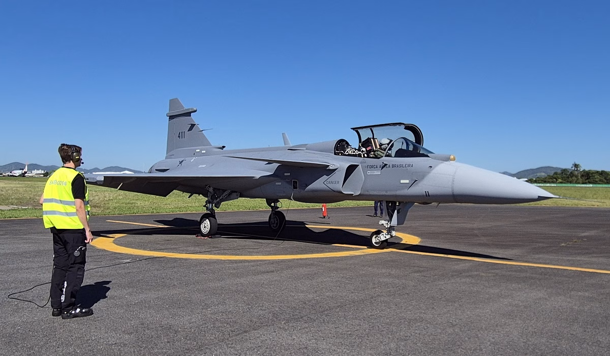 Novo caça Gripen faz primeiro voo no Brasil rumo a Anápolis