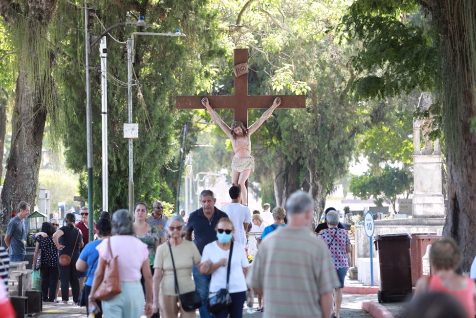 Cemitérios de SJC terão missas, orquestra e sistema digital de localização no Dia de Finados