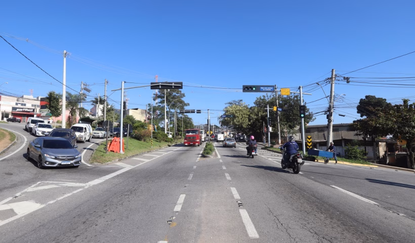 Jacareí libera cruzamento da Geraldo Scavone após entrega de marginal