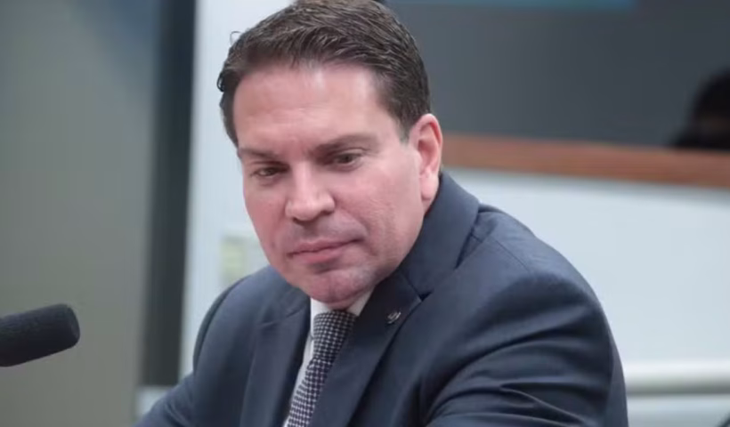 Uma crise institucional ganhou força nesta semana após novos desdobramentos envolvendo o deputado federal Alexandre Ramagem